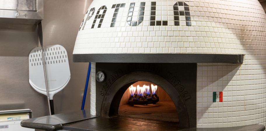 스패출러 주방에 있는 나폴리 정통 피자 화덕 사진