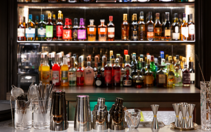 르 바의 다양한 술과 음료 진열장