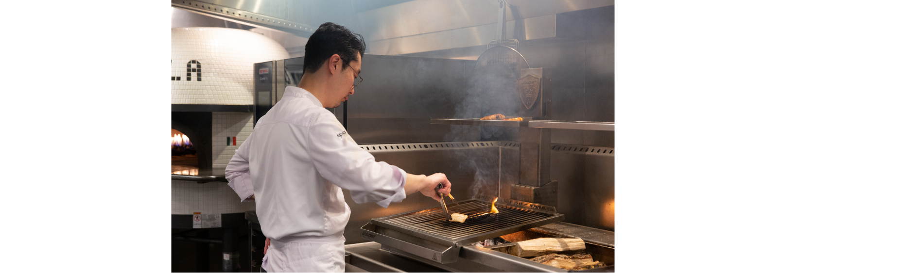 능숙하게 불길을 다루며 카리브 지역의 요리를 준비하는 박민우 쉐프