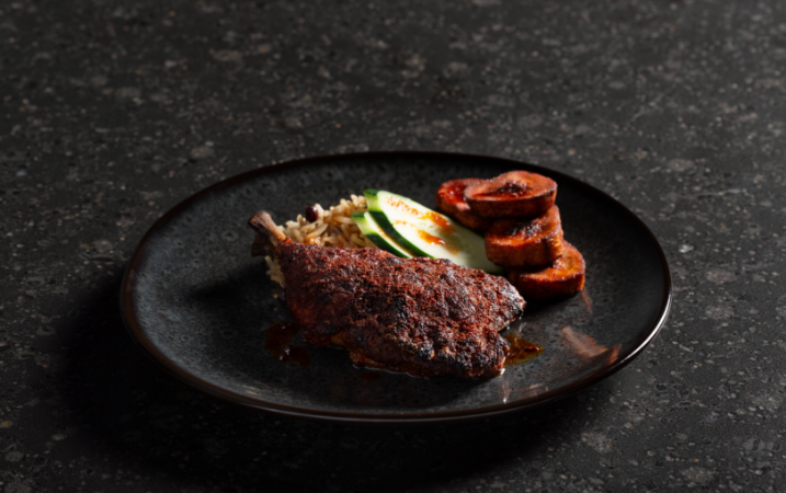 카리브 지역의 요리인 저크 치킨