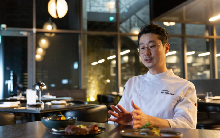 스패출러를 설명하는 박민우 쉐프의 모습