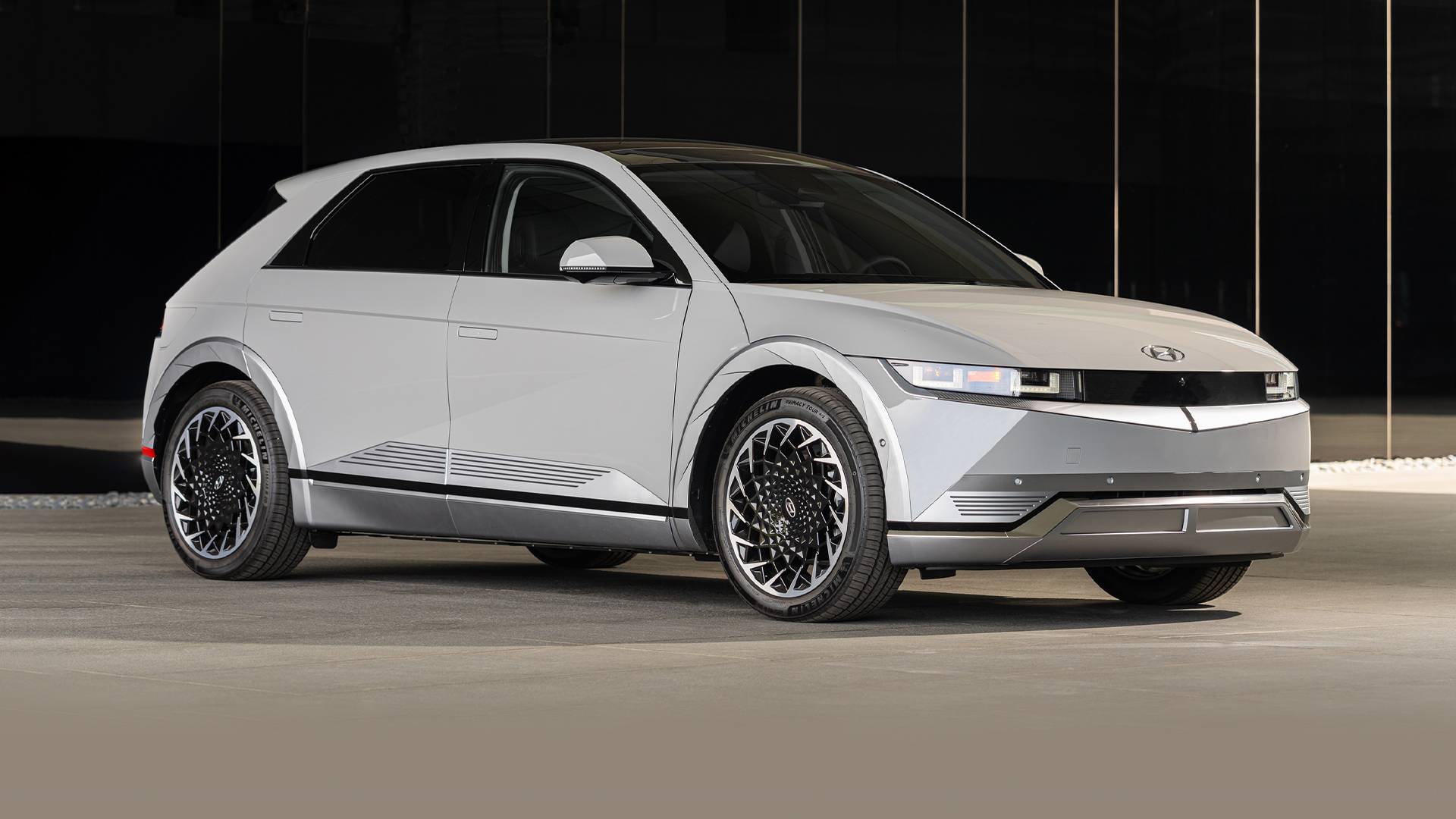 현대자동차 아이오닉 5가 서 있는 모습