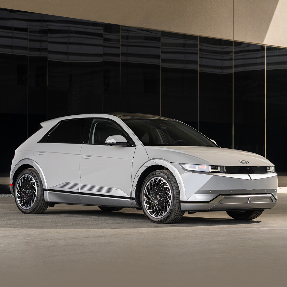 현대자동차 아이오닉 5가 서 있는 모습