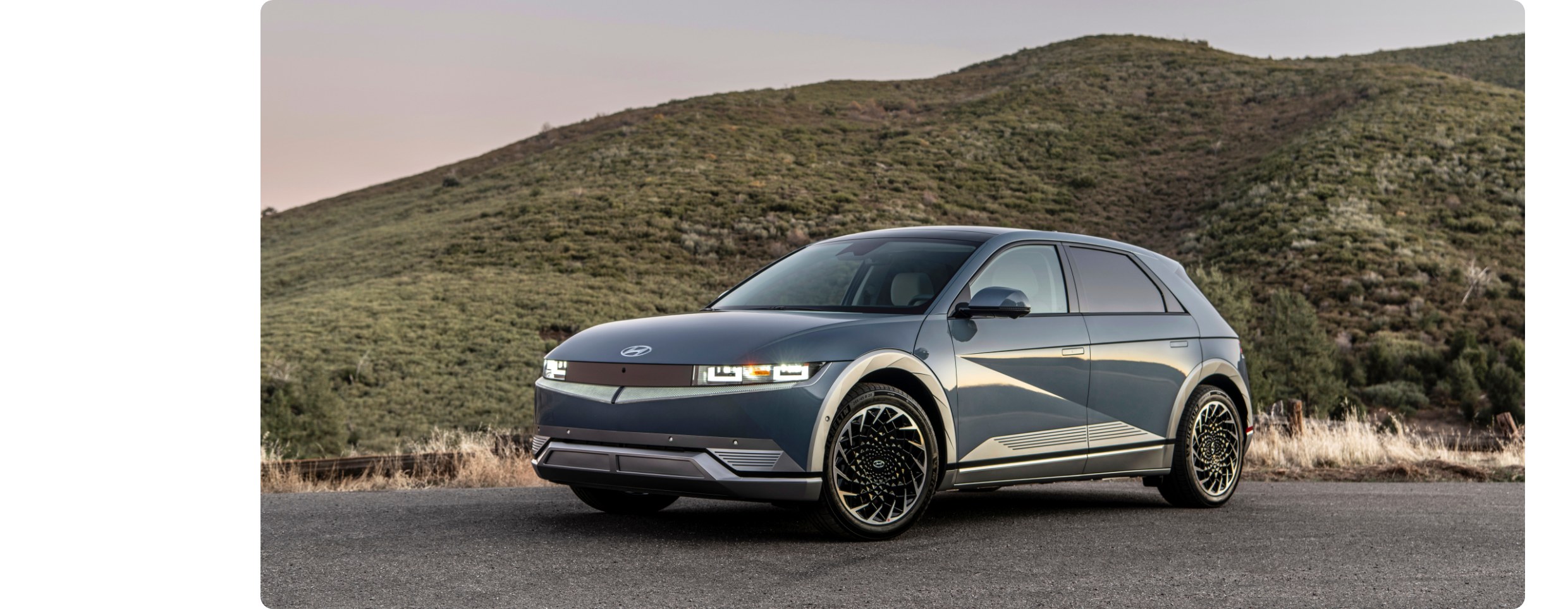 현대자동차 아이오닉 5가 서 있는 모습