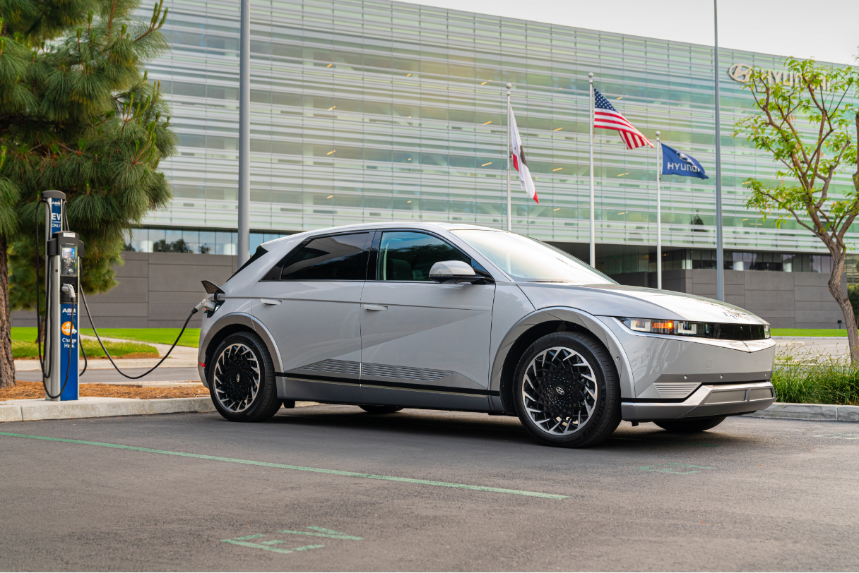 현대자동차 아이오닉 5가 충전하는 모습