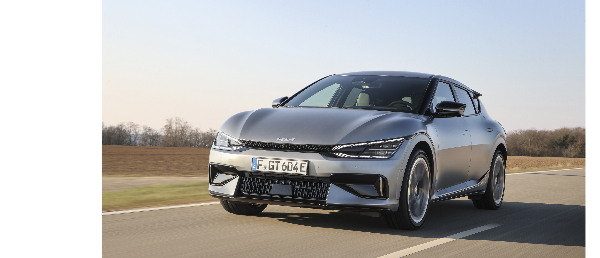 기아 EV6 GT의 전측면 주행 모습