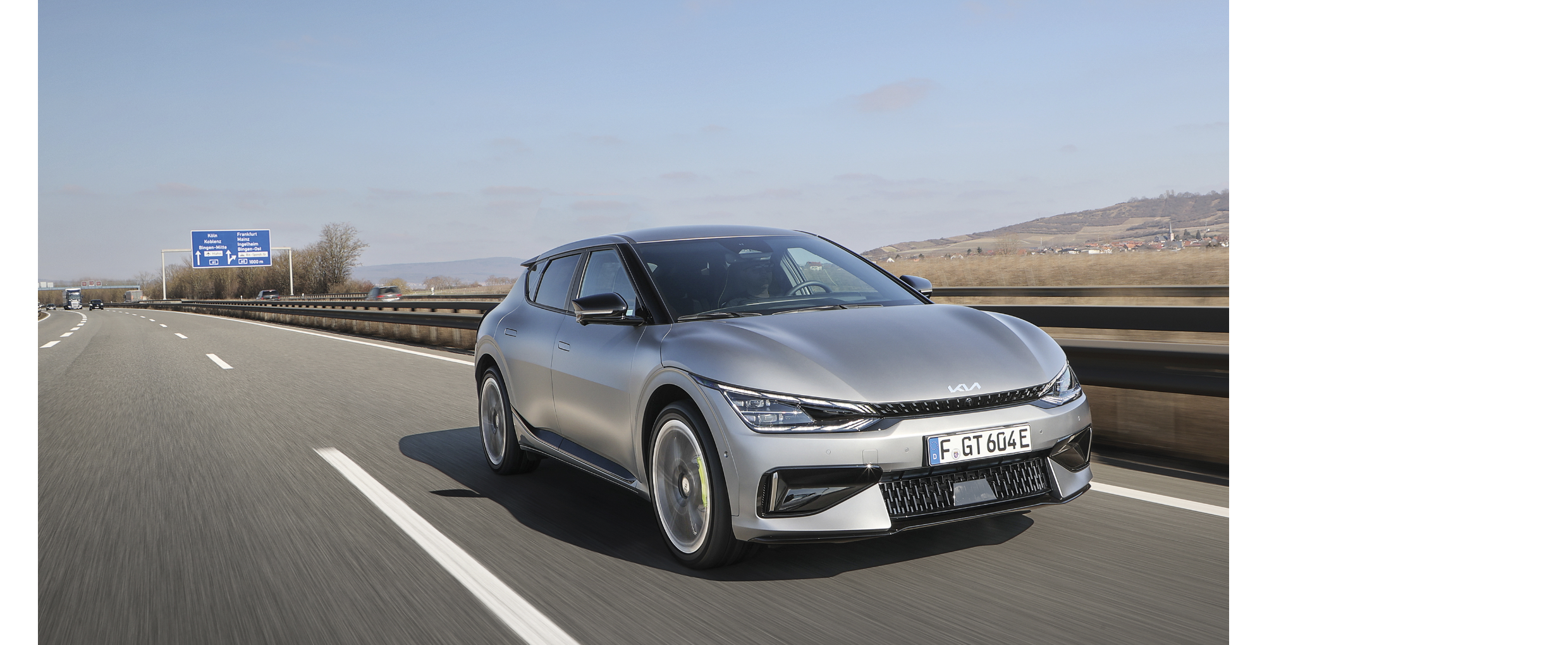 기아 EV6 GT의 전측면 주행 모습