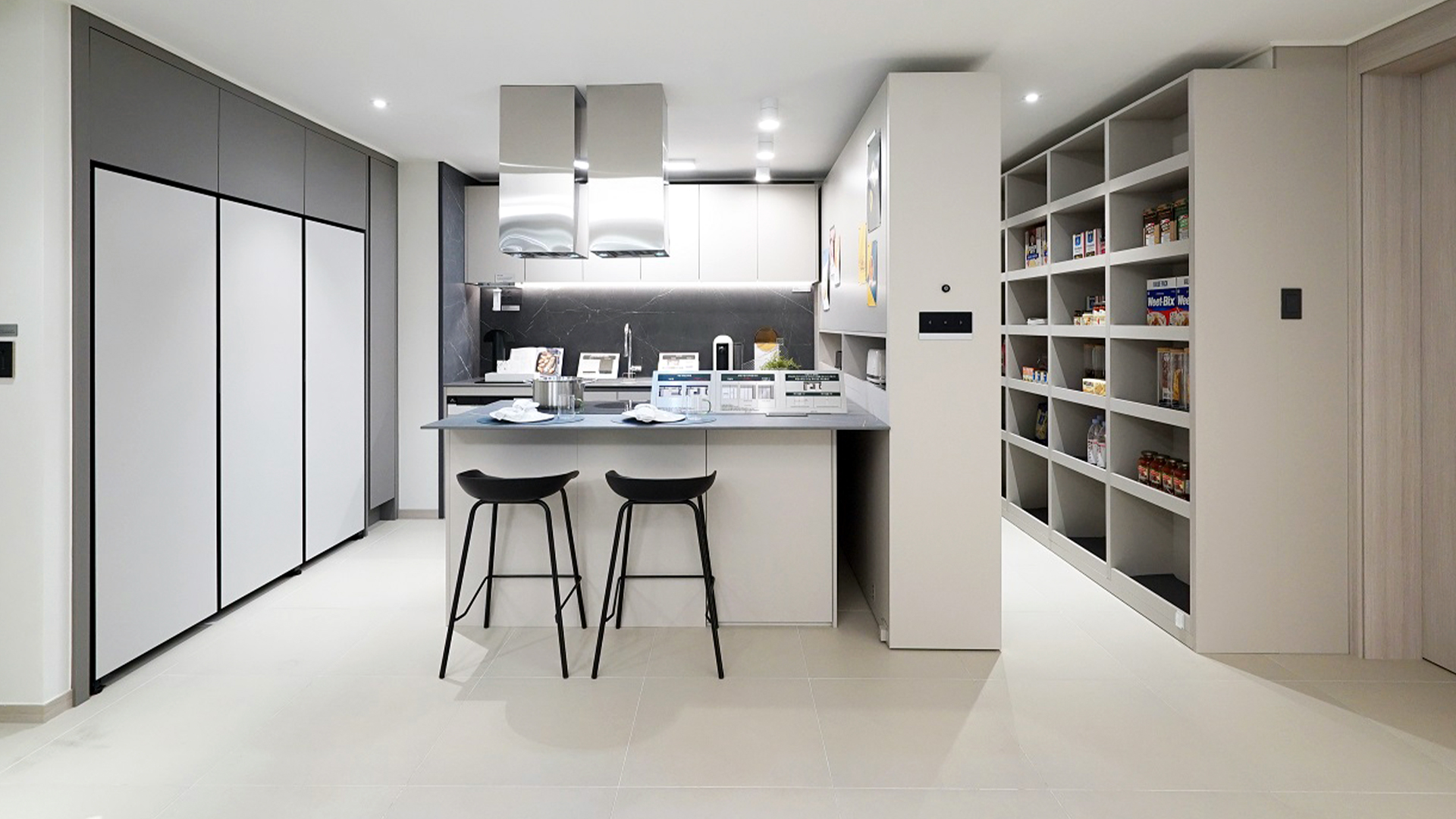 주방을 정면에서 바라본 모습