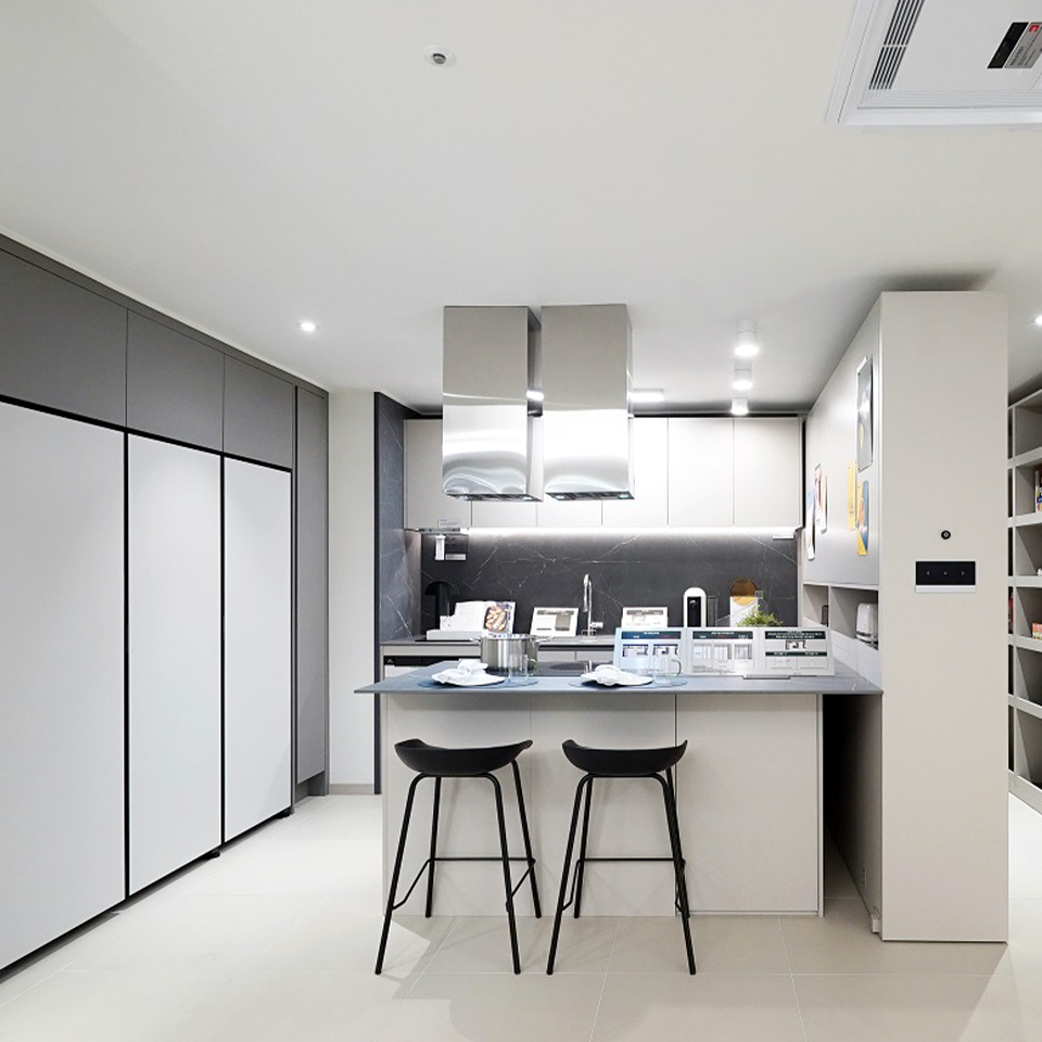 주방을 정면에서 바라본 모습