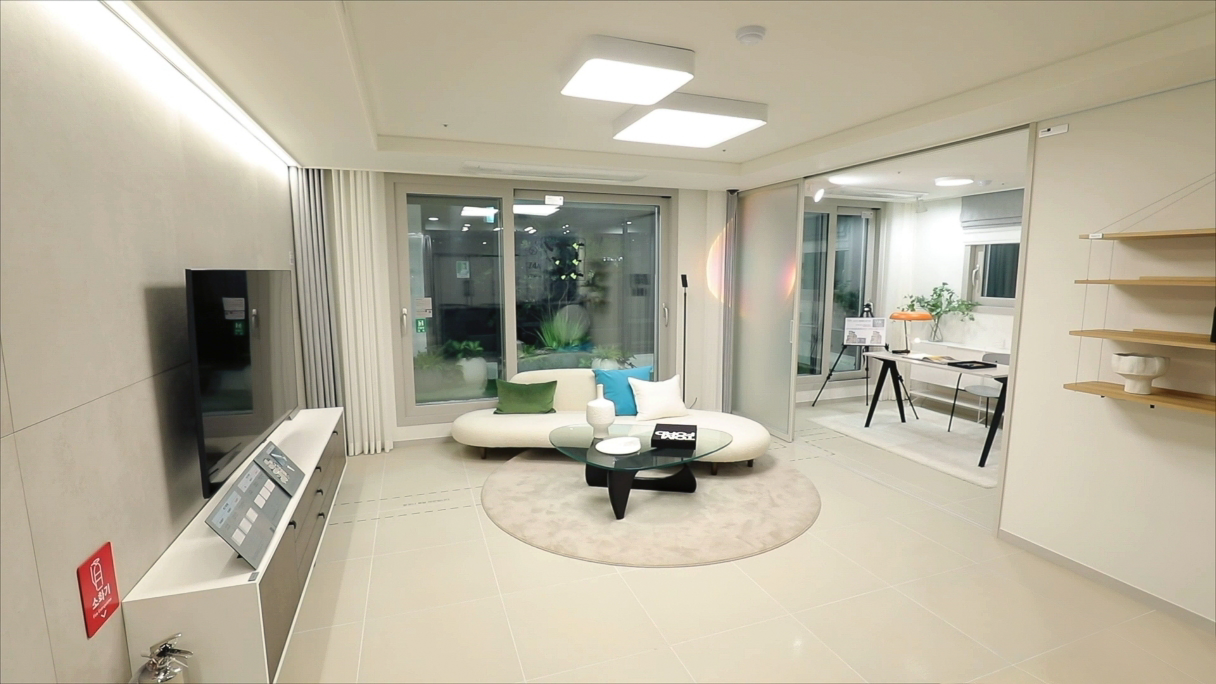 슬라이딩 도어로 공간 분리가 가능한 거실의 모습