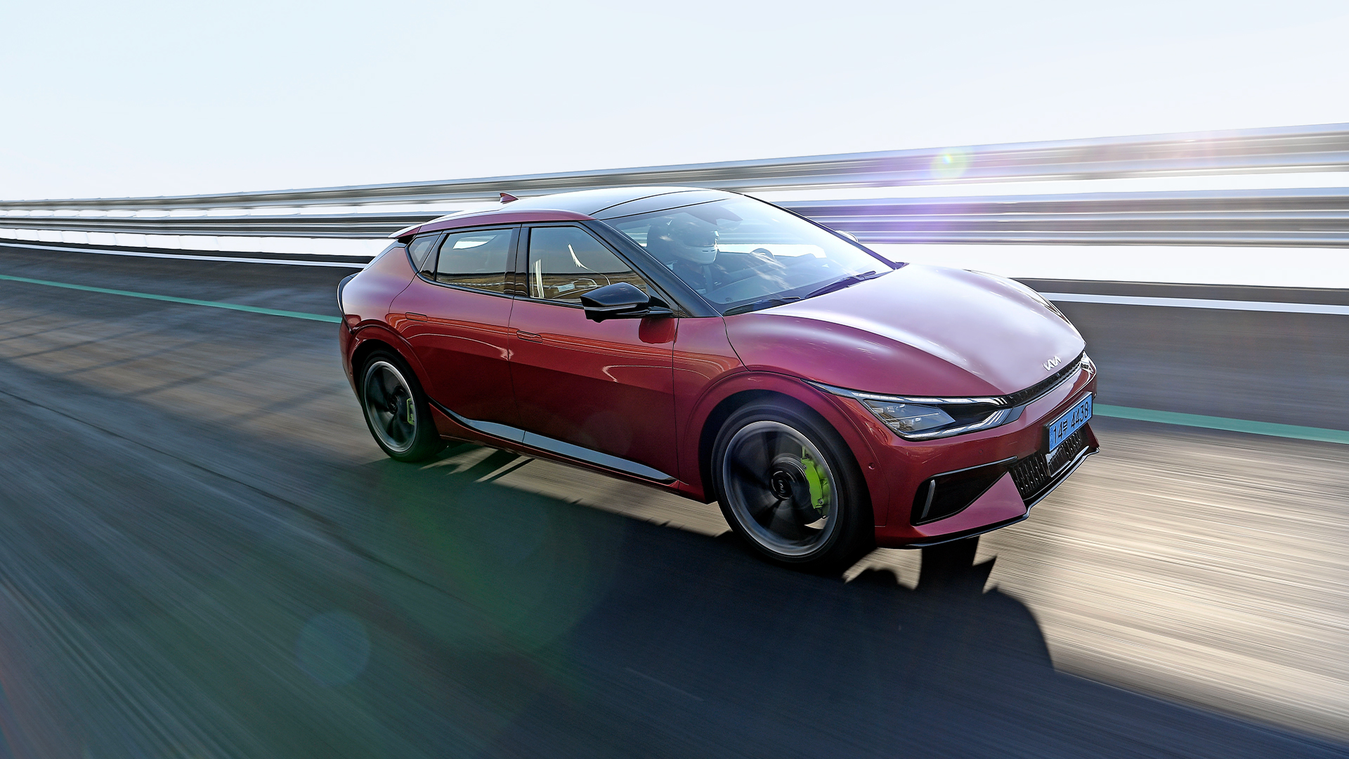 빠르게 주행하고 있는 EV6 GT