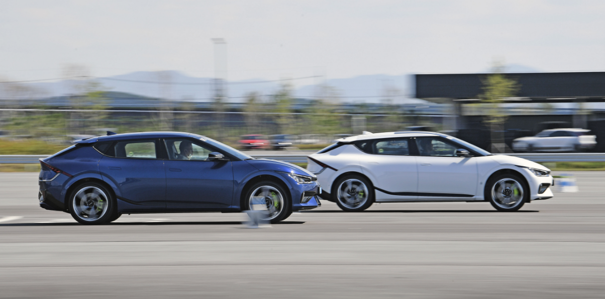 기아 EV6 GT의 가속하는 모습