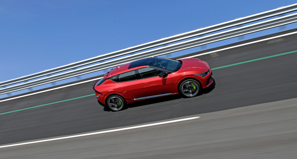 기아 EV6 GT의 주행하는 모습