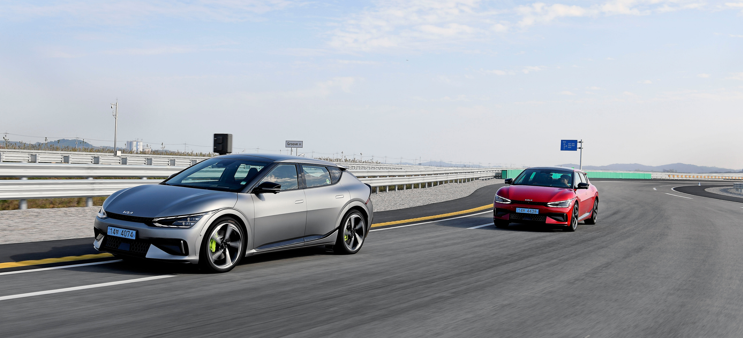 기아 EV6 GT의 주행하는 모습