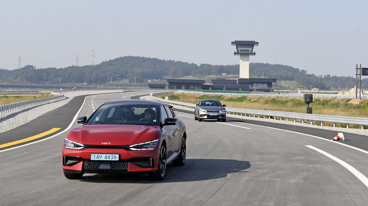 기아 EV6 GT의 주행하는 모습