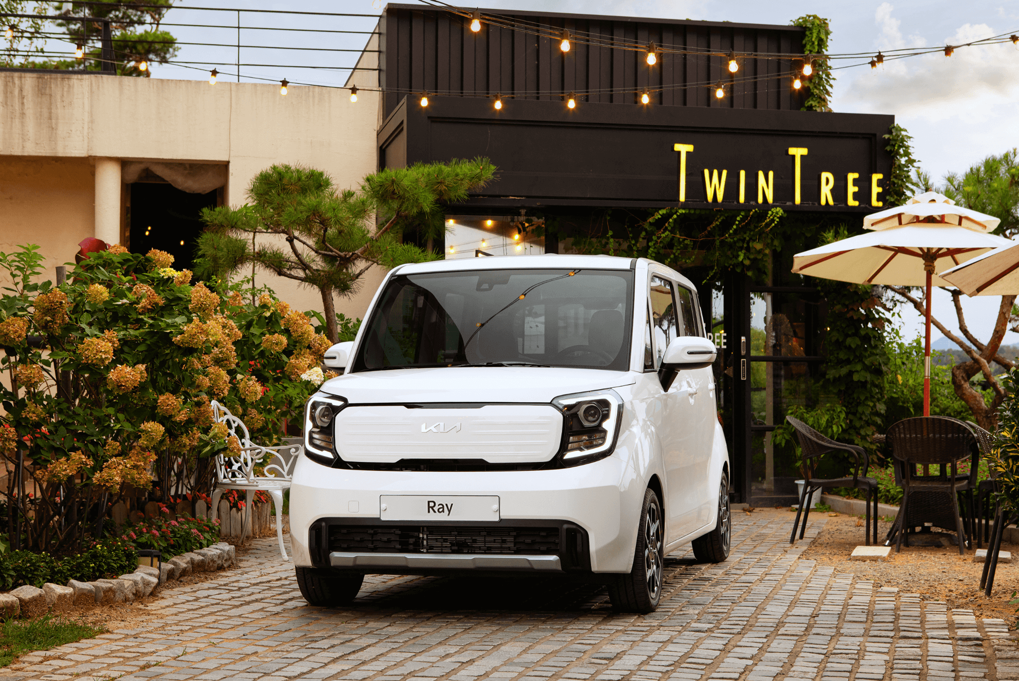 카페에 레이가 정차한 모습