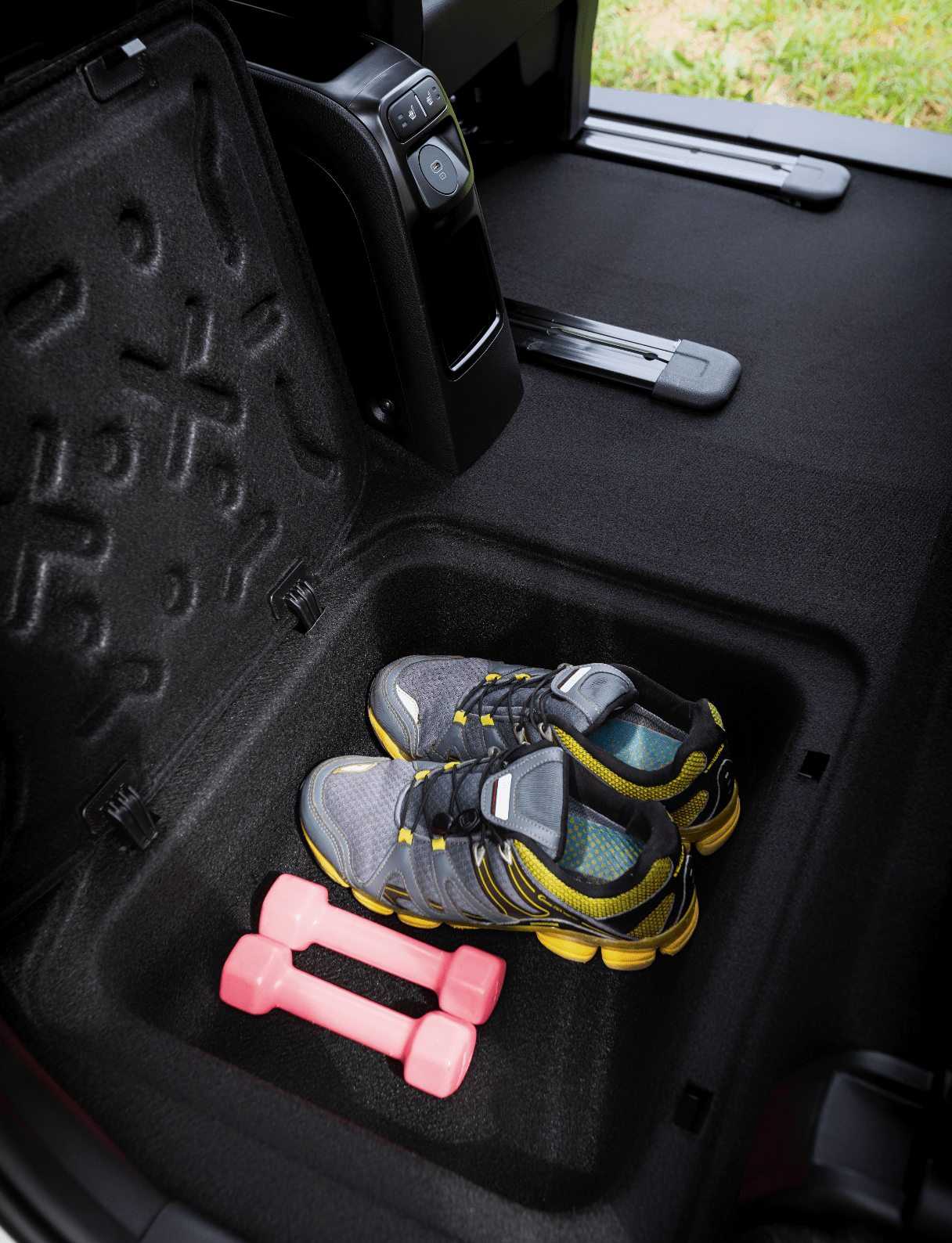 언더트레이에 소품을 수납한 모습