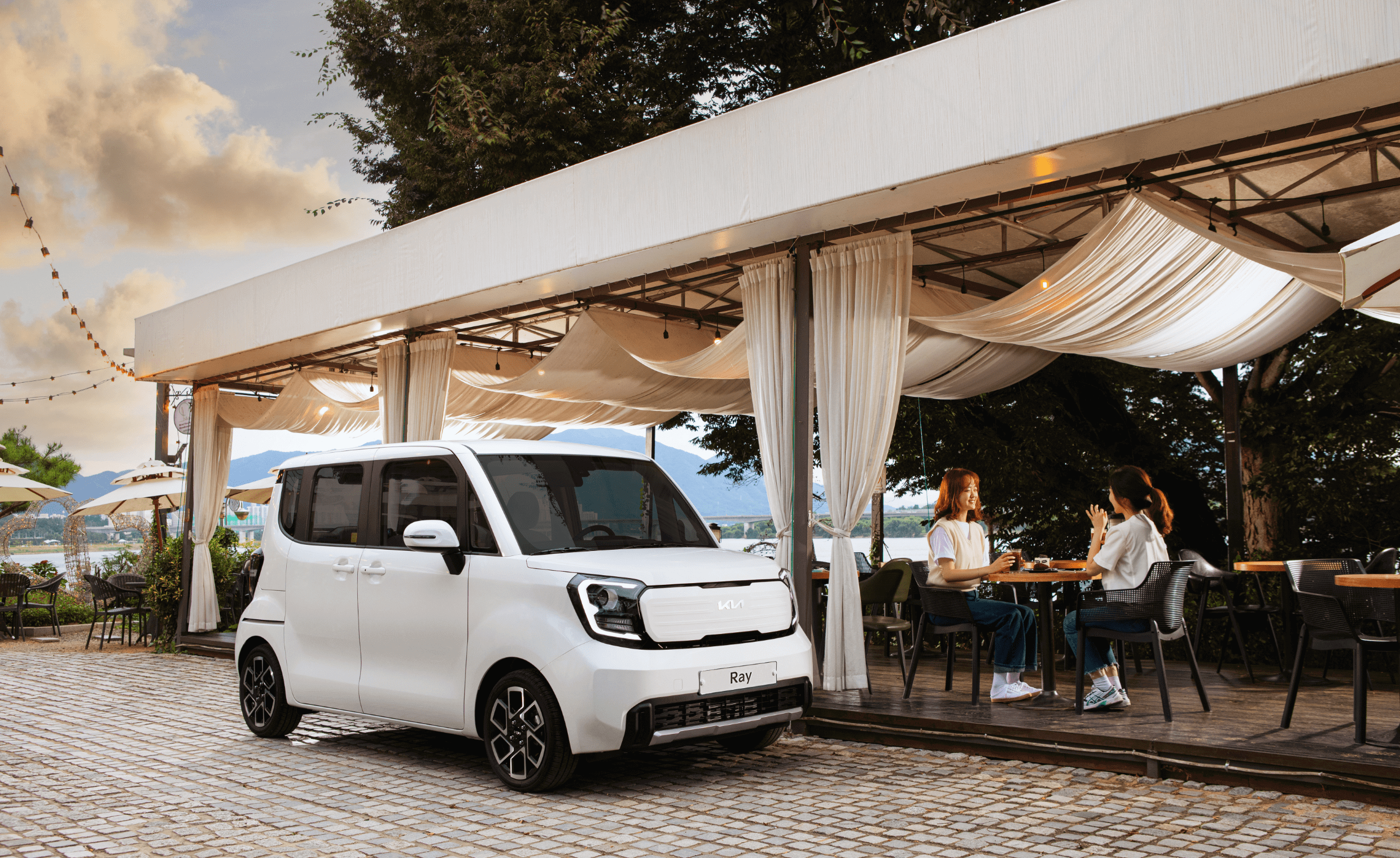 카페에 레이가 정차한 모습