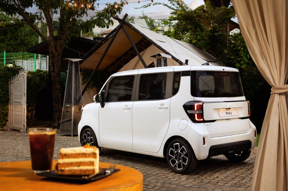 카페에 정차한 레이의 후측면 모습