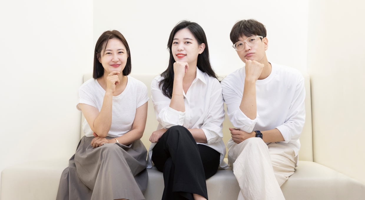 소파에 앉아있는 세 사람, 황선영 책임매니저, 이진우 매니저, 이슬기 매니저