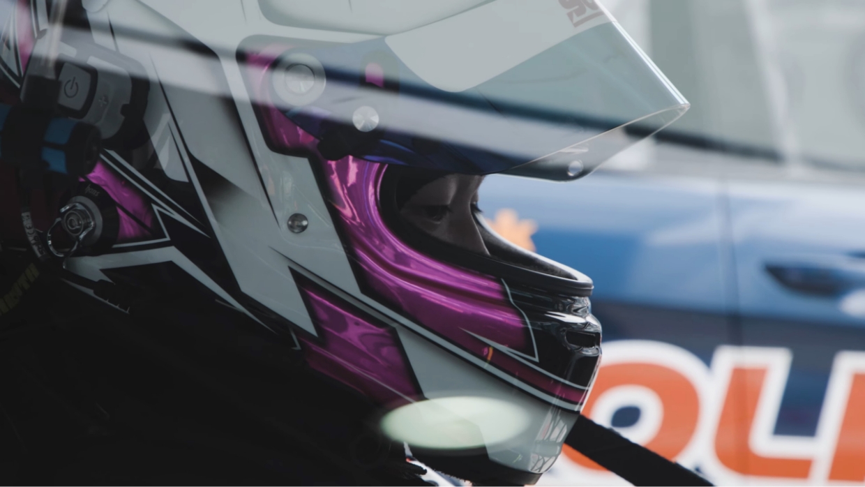 A player from the Solite Indigo Racing Team
