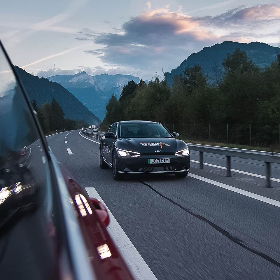 EV6가 유럽 도로를 주행하는 모습