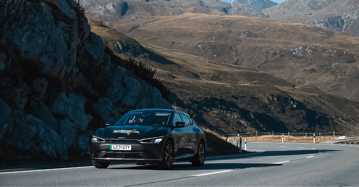 도로를 주행하는 EV6의 전측 모습