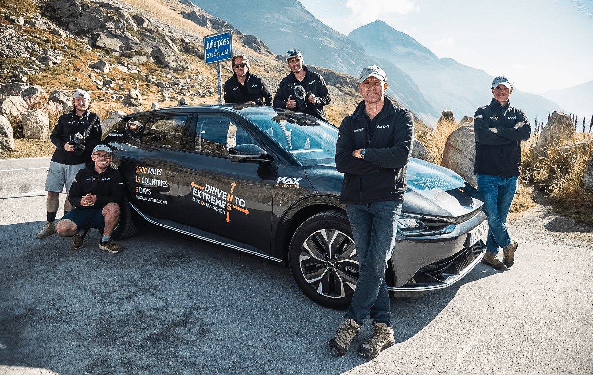 EV6 주변으로 남성 여러 명이 포즈를 취한 모습