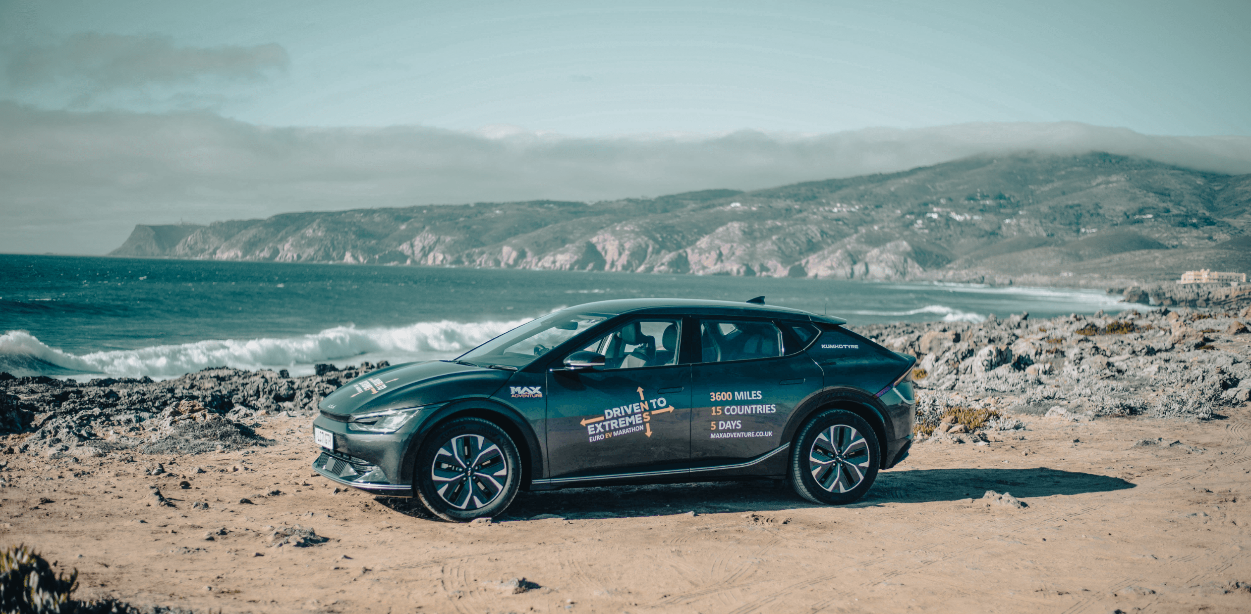 바다를 배경으로 EV6가 정차한 모습