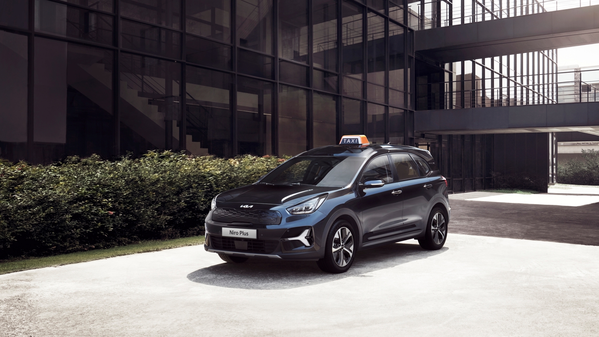 건물 앞에 주차 중인 기아 니로 플러스 전측면부