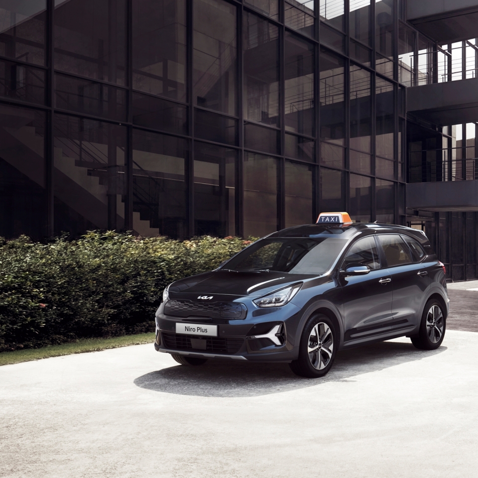 건물 앞에 주차 중인 기아 니로 플러스 전측면부
