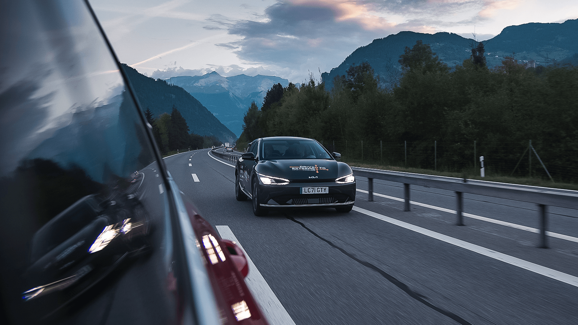 EV6가 유럽 도로를 주행하는 모습