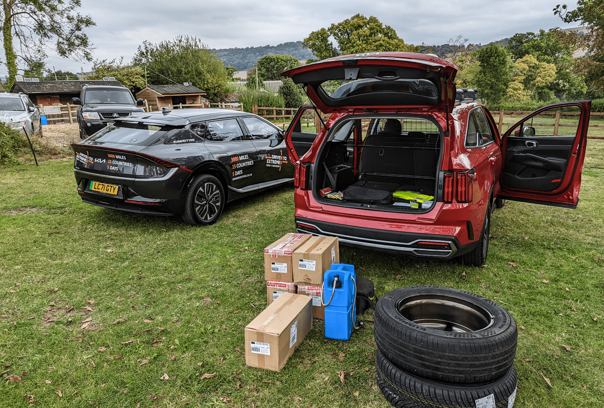 EV6 주행을 지원하는 쏘렌토의 모습