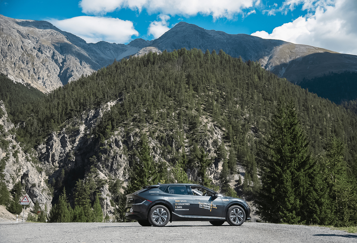 산을 배경으로 EV6가 정차한 모습