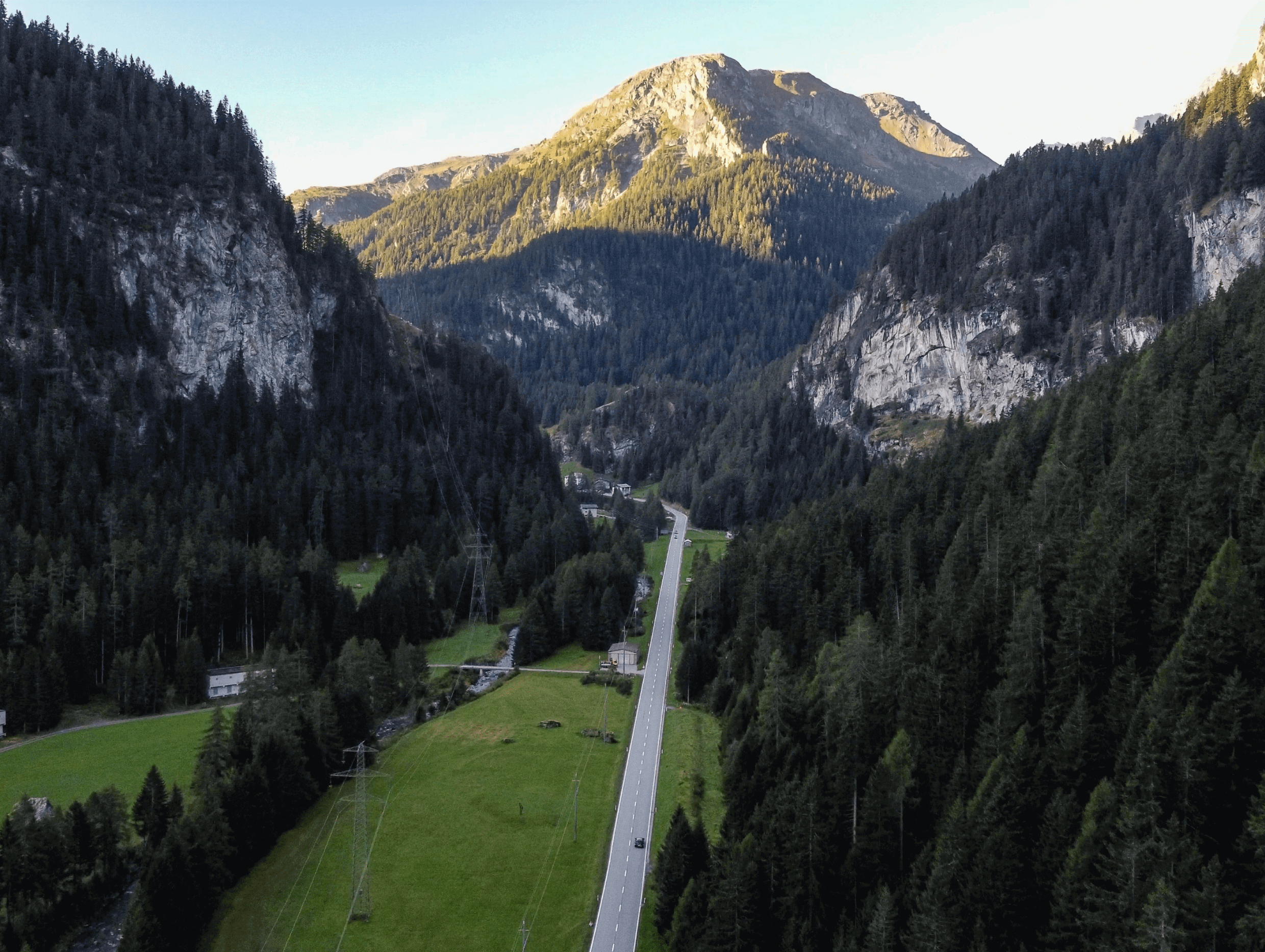 높은 산맥을 관통하는 도로 풍경