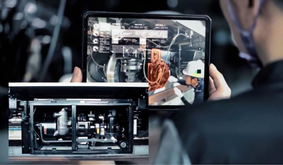 디지털 트윈으로 유지 보수 작업을 하고 있는 작업자