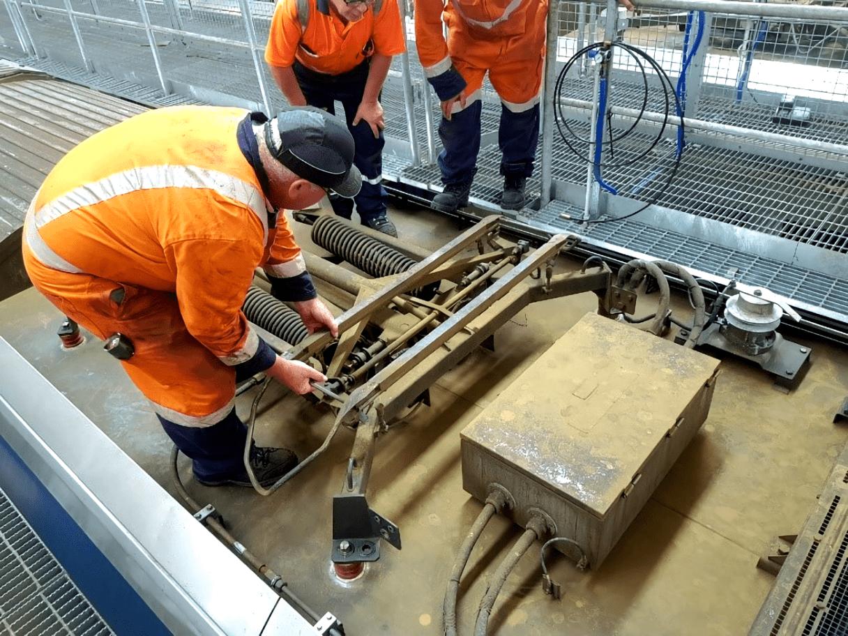 작업자들이 열차의 점검을 하고 있다