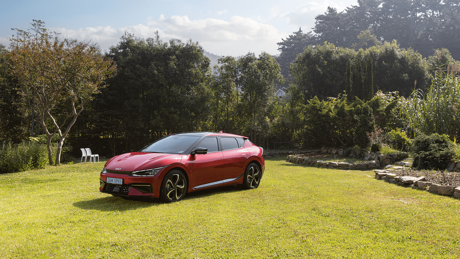 충남 태안 천리포수목원의 자연과 어우러진 기아 EV6의 모습