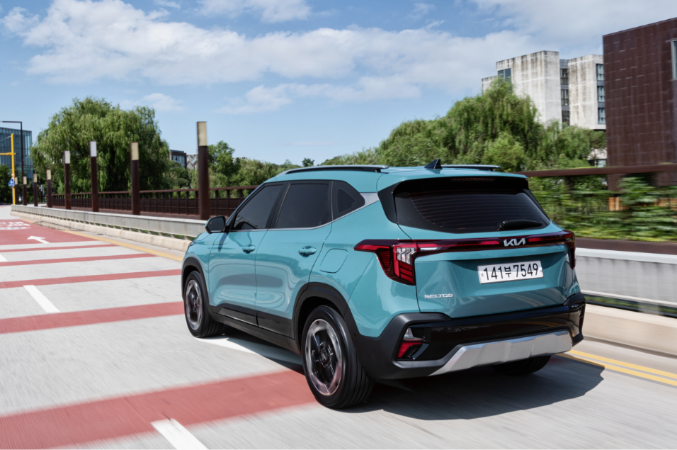 Back view of Kia The New Seltos in motion