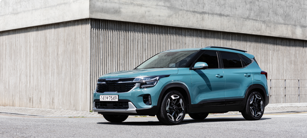 A view of the Kia the New Seltos standing against a stunning wall