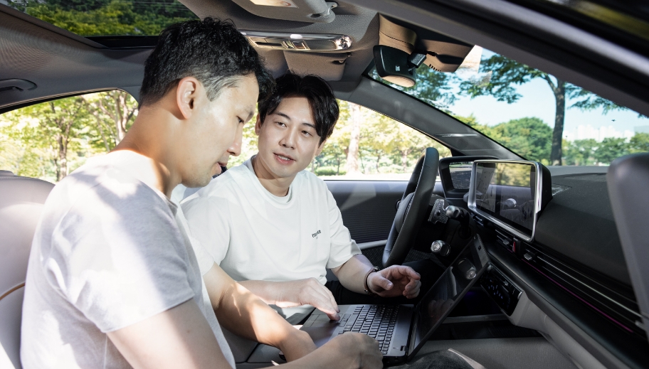 Senior Researchers Jung Kyung-taek and Park Il-gwon are having a conversation inside the vehicle