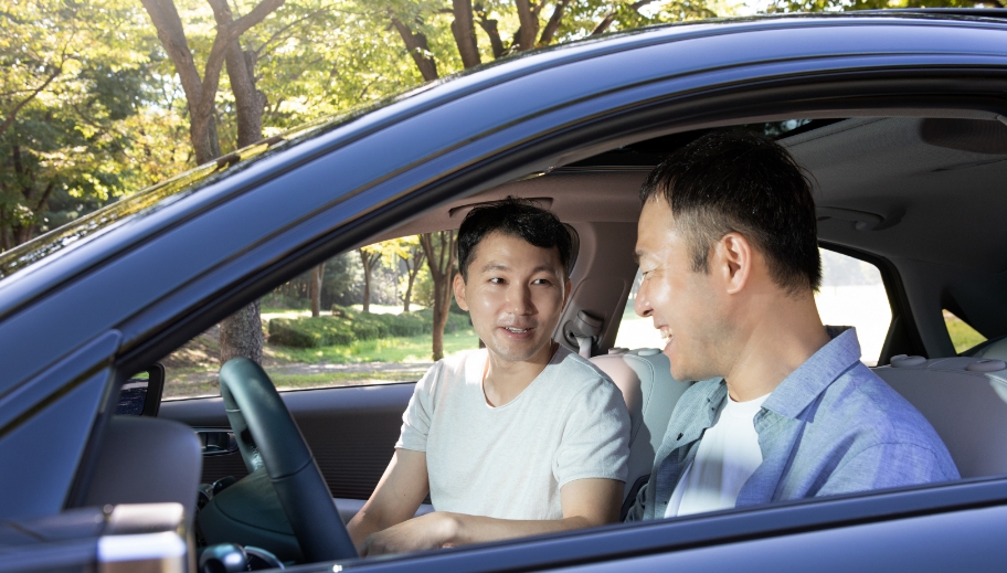 Senior Researchers Jung Seong-hwan and Park Il-gwon are having a conversation inside the vehicle