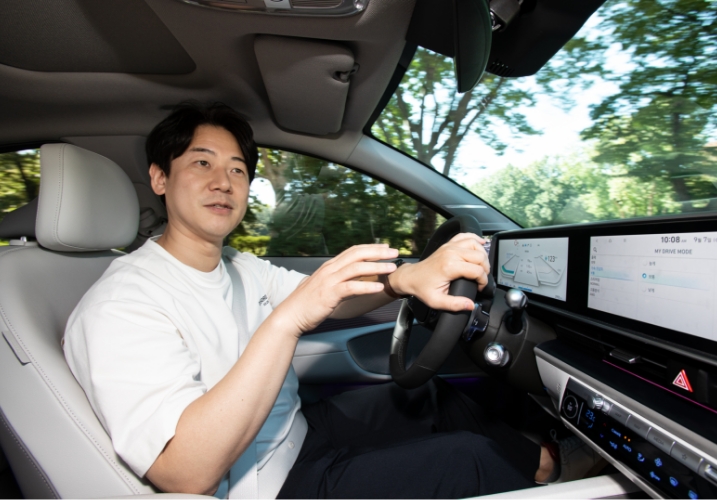 Senior Researcher Jung Seong-hwan is talking while driving