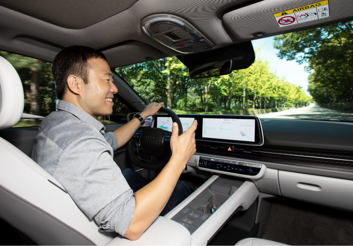 Senior Researcher Jung Seong-hwan is talking while driving