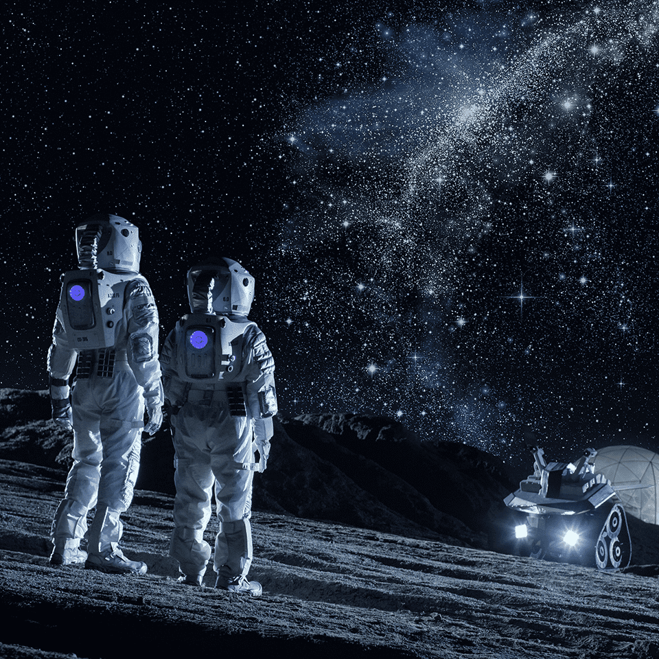 달을 탐사하고 있는 우주인의 모습