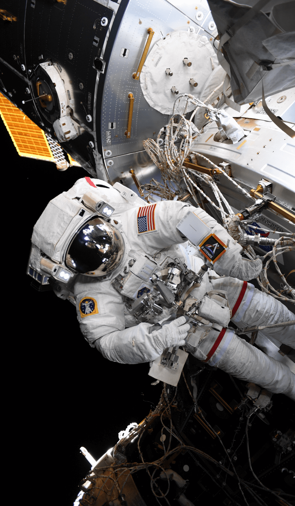 인공위성과 함께 있는 우주인의 모습