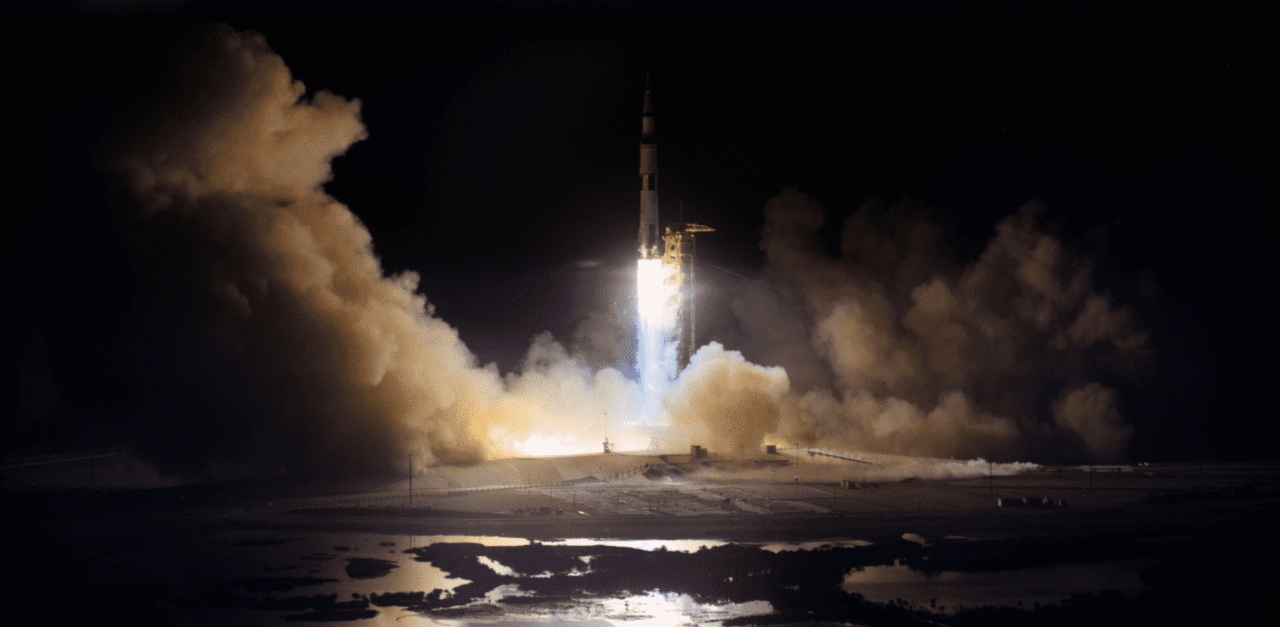 달을 향해 날아가고 있는 우주선의 모습