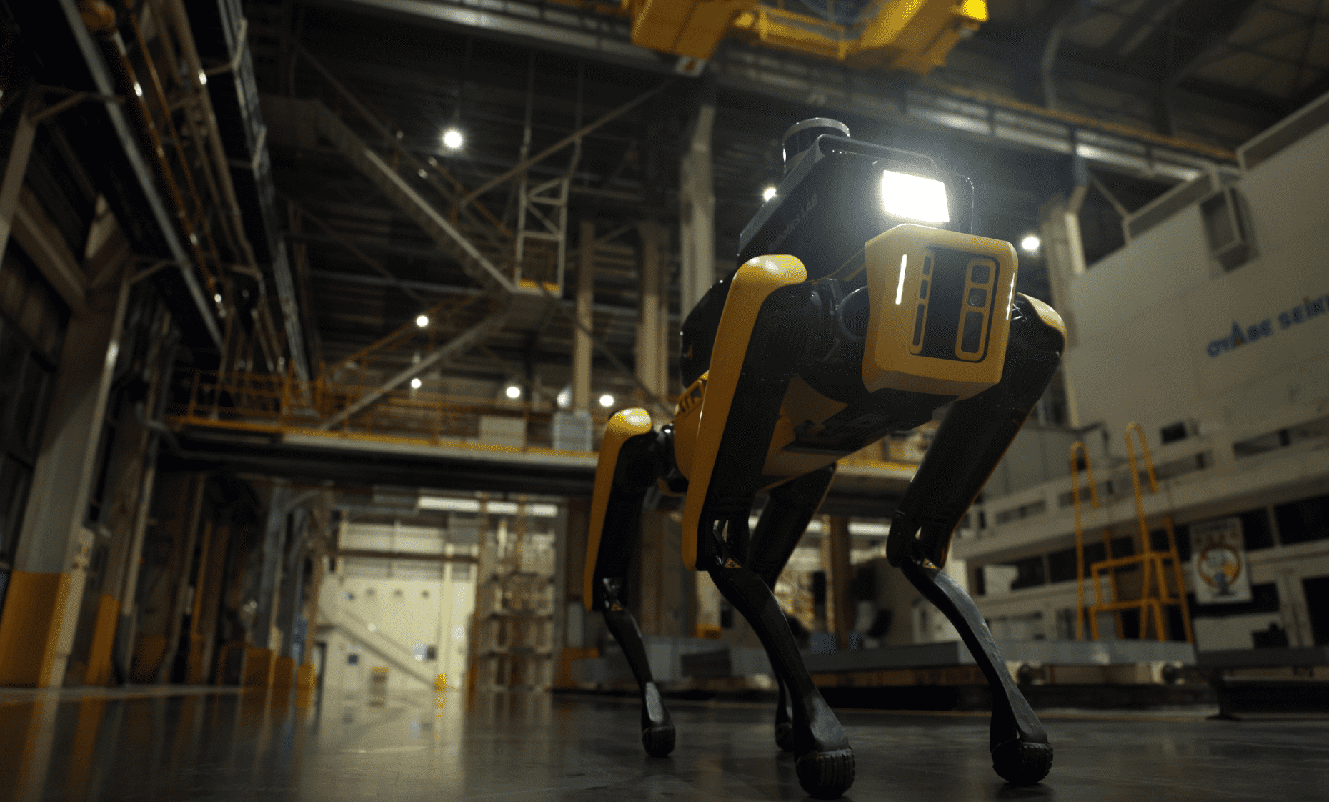 보스턴 다이내믹스의 4족 보행 로봇 스팟의 모습