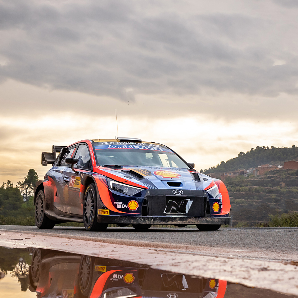 스페인 랠리에서 질주하고 있는 현대 i20 N 랠리1의 모습