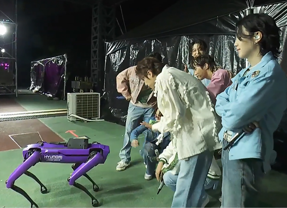 방탄소년단 멤버들이 현대차그룹의 스팟에 흥미를 보이고 있다